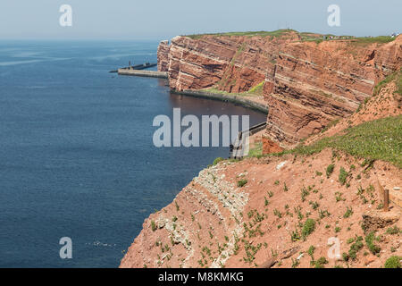 Die roten Felsen der deutschen Insel Helgoland mit Seevögeln nisten Stockfoto