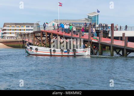 Fähre mit Passagieren verlassen den Hafen in der Nähe der Insel Helgoland Düne. Stockfoto