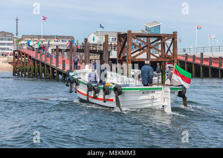 Fähre mit Passagieren verlassen den Hafen in der Nähe der Insel Helgoland Düne. Stockfoto