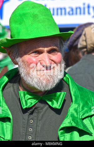 Ein Kobold mit spitzen Ohren an der Bellingham Washington St. Patrick's Day Parade am 17. März 2018. Stockfoto