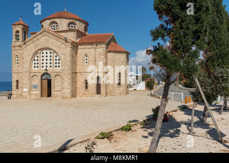 Agios Georgious Kirche in ihrer Begründung im Sonnenschein, Paphos, Zypern, Mittelmeer Stockfoto