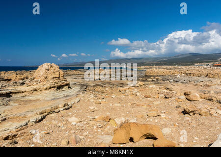 Felsvorsprung auf Agios Georgious Strand in der Sonne, Paphos, Zypern Stockfoto