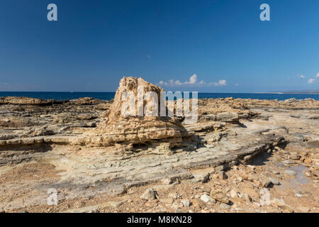 Felsvorsprung auf Agios Georgious Strand in der Sonne, Paphos, Zypern Stockfoto