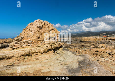 Felsvorsprung auf Agios Georgious Strand in der Sonne, Paphos, Zypern Stockfoto