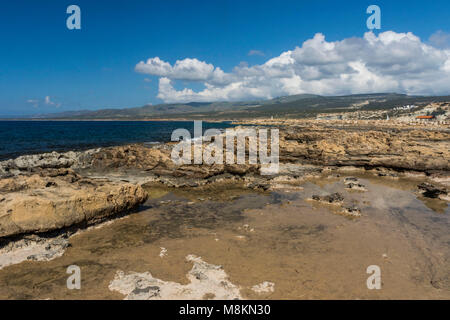 Felsvorsprung auf Agios Georgious Strand in der Sonne, Paphos, Zypern Stockfoto