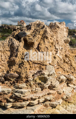 Felsvorsprung auf Agios Georgious Strand in der Sonne, Paphos, Zypern Stockfoto