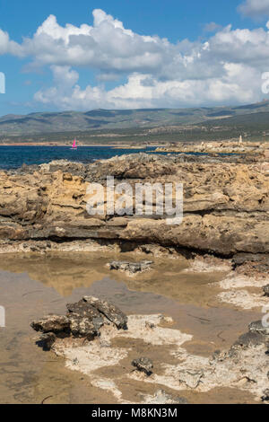 Felsvorsprung auf Agios Georgious Strand in der Sonne, Paphos, Zypern Stockfoto