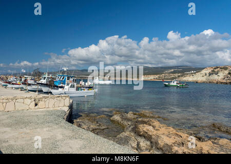 Bunte Boote im Hafen von Agios Georgious, Paphos, Zypern, Mittelmeer Stockfoto