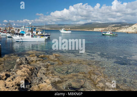 Bunte Boote im Hafen von Agios Georgious, Paphos, Zypern, Mittelmeer Stockfoto