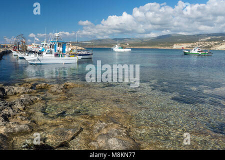 Bunte Boote im Hafen von Agios Georgious, Paphos, Zypern, Mittelmeer Stockfoto