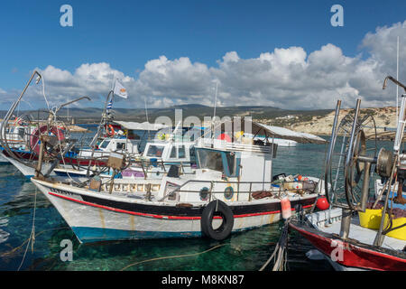 Bunte Boote im Hafen von Agios Georgious, Paphos, Zypern, Mittelmeer Stockfoto