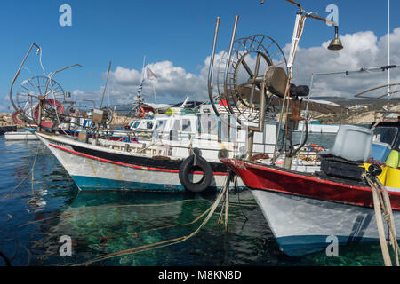 Bunte Boote im Hafen von Agios Georgious, Paphos, Zypern, Mittelmeer Stockfoto