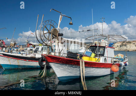 Bunte Boote im Hafen von Agios Georgious, Paphos, Zypern, Mittelmeer Stockfoto