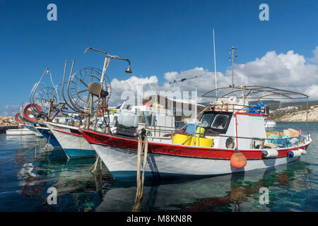 Bunte Boote im Hafen von Agios Georgious, Paphos, Zypern, Mittelmeer Stockfoto