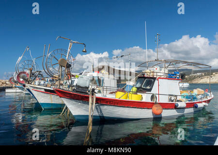 Bunte Boote im Hafen von Agios Georgious, Paphos, Zypern, Mittelmeer Stockfoto