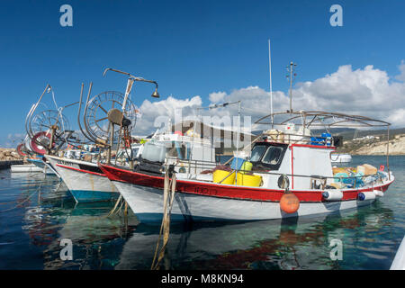 Bunte Boote im Hafen von Agios Georgious, Paphos, Zypern, Mittelmeer Stockfoto