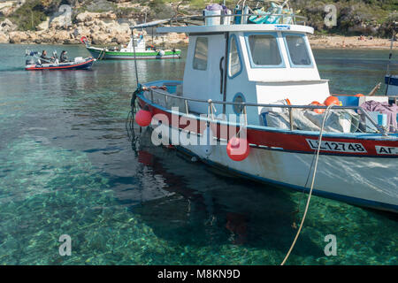 Bunte Boote im Hafen von Agios Georgious, Paphos, Zypern, Mittelmeer Stockfoto