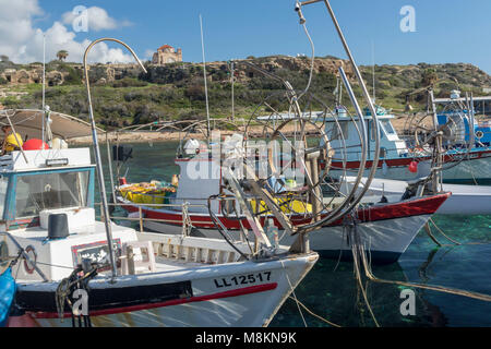 Bunte Boote im Hafen von Agios Georgious, Paphos, Zypern, Mittelmeer Stockfoto