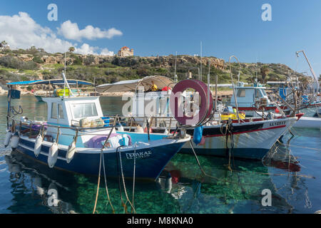 Bunte Boote im Hafen von Agios Georgious, Paphos, Zypern, Mittelmeer Stockfoto