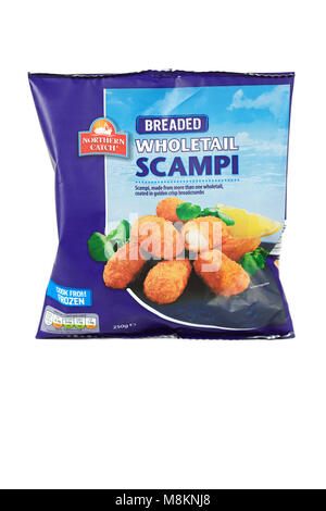 Gefrorenen Norden fangen panierte Scampi Wholetail auf weißem Hintergrund Stockfoto