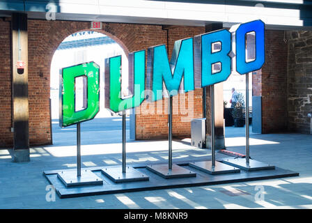 Die dumbo Zeichen auf dem Display im East River Lobby von 55 Water Street in Dumbo, Brooklyn, NYC Stockfoto