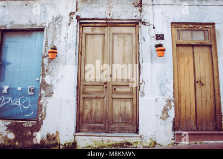 Alte Holztür. Estepona, Malaga, Spanien. Bild aufgenommen - 15. März 2018. Stockfoto