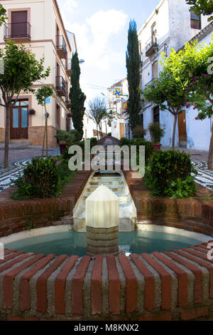 Springbrunnen. Brunnen in einem kleinen Platz. Estepona, Malaga, Spanien. Bild aufgenommen - 15. März 2018. Stockfoto