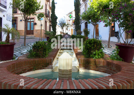 Springbrunnen. Brunnen in einem kleinen Platz. Estepona, Malaga, Spanien. Bild aufgenommen - 15. März 2018. Stockfoto