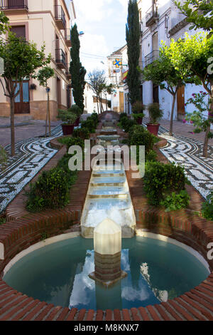 Springbrunnen. Brunnen in einem kleinen Platz. Estepona, Malaga, Spanien. Bild aufgenommen - 15. März 2018. Stockfoto