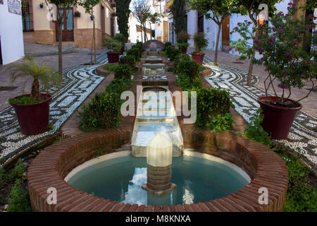 Springbrunnen. Brunnen in einem kleinen Platz. Estepona, Malaga, Spanien. Bild aufgenommen - 15. März 2018. Stockfoto