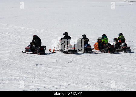 Fünf Motorschlitten auf See angenehm in den Adirondack Mountains zum Rennen über den See mit Kopie Raum bereit geparkt. Stockfoto