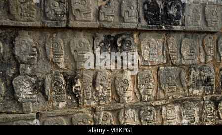 Scull Carven auf eine Wand an der Chichen Itza, Maya Pyramide in Yucatan, Mexiko. Stockfoto