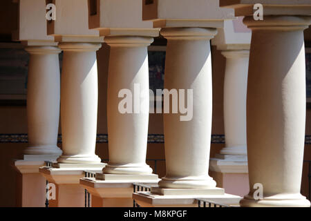 Zeile der antiken römischen Stil Steinsäulen Stockfoto