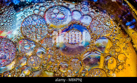 Verträumt farbenfrohe abstrakte Hintergrund mit Wasser und Öl. Stockfoto