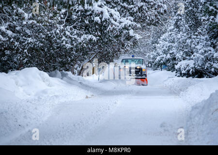 Schneepflug Pick-up Truck in Bewegung Clearing eine kommunale Straße, Straße, nach starker Schneefall bei Springbank Park, London, Ontario, Kanada. Stockfoto