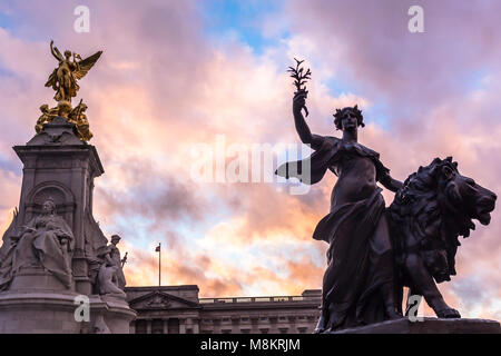 Die Queen Victoria Memorial. Die Queen Victoria Memorial ist vor dem Buckingham Palace entfernt. Stockfoto