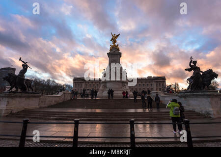 Die Queen Victoria Memorial. Die Queen Victoria Memorial ist vor dem Buckingham Palace entfernt. Stockfoto