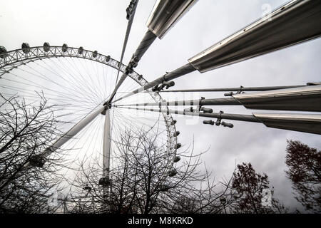 Das London Eye ist ein Riesenrad am Südufer der Themse in London. Die Struktur ist 443 Fuß (135 m) hoch und das Rad hat eine di Stockfoto