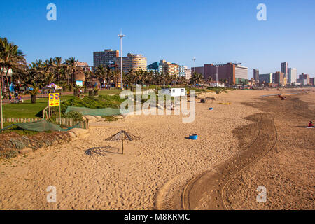 Leeren Sandstrand, Palmen und Dünenvegetation gegen Coastal City Skyline in Durban, Südafrika Stockfoto