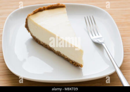 Classic New York Cheesecake auf weiße Platte. Detailansicht, selektiver Fokus Stockfoto