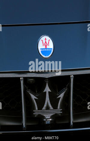 Monte Carlo, Monaco - 17. März 2018: Shining Maserati Logos (Emblem) auf das blaue Auto Motorhaube in Monte-Carlo, Monaco. Detailansicht Stockfoto