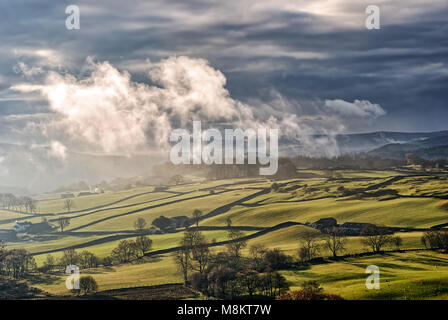 Misty hügeligen Landschaft in der Nähe von Staveley Stockfoto