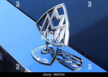 Monte Carlo, Monaco - März 17, 2018: Maybach Kühlerfigur der Full-Size Luxus Auto. Detailansicht, Maybach Mercedes Hood Emblem (Logo) Stockfoto