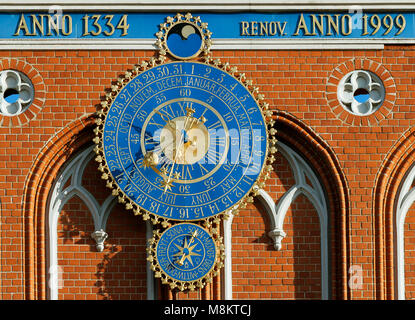 Die astronomische Uhr auf dem Schwarzhäupterhaus, Riga Stockfoto