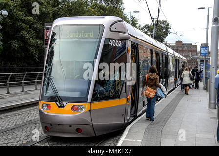 LUAS Tram auf der Grünen Linie, die Stephens Green läuft von Sandyford. Die neue Light Rail Transit System, das am 30. Juni eröffnet im Jahr 2004 Stockfoto