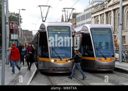 LUAS Tram auf der Grünen Linie, die Stephens Green läuft von Sandyford. Die neue Light Rail Transit System, das am 30. Juni eröffnet im Jahr 2004 Stockfoto