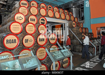 Besucher betreten die Cooperage mit ihren Holzfässern im Guinness Storehouse in der Brauerei in Dublin in Südirland. Stockfoto