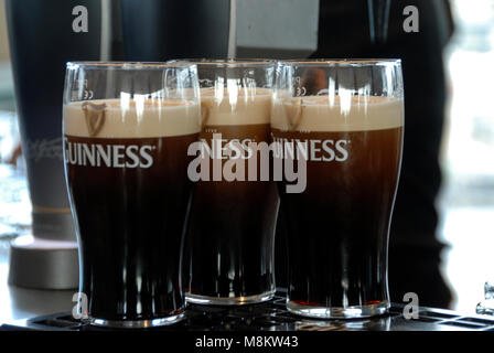 Pints of Guinness in der Gravity Bar im Guinness Storehouse in der Guinness Brauerei in Dublin im Süden Irlands Stockfoto