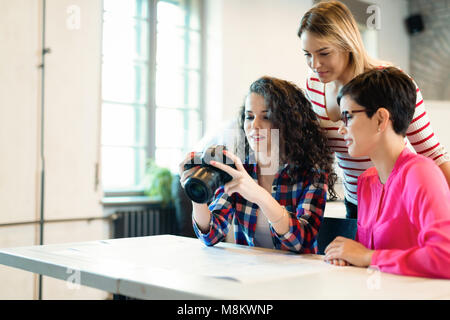 Firma Photo Editor und Fotografen arbeiten zusammen Stockfoto