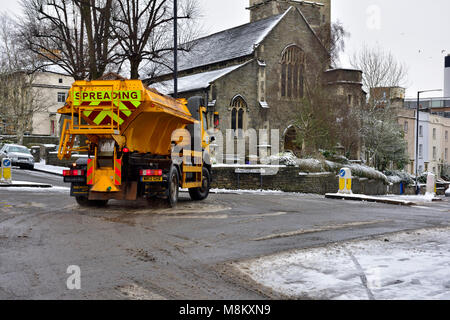 Bristol, UK, 18. März 2018, Bristol Schnee vom Tier aus dem Osten 2 Sturm schlägt härter als erwartet, aber Bristol ist cooping mit einer Decke auf die Weißen, die die Stadt aber die Straße Streufahrzeuge sind und Fußgänger noch die Gassen. Kredit. © Charles Stirling/Alamy leben Nachrichten Stockfoto